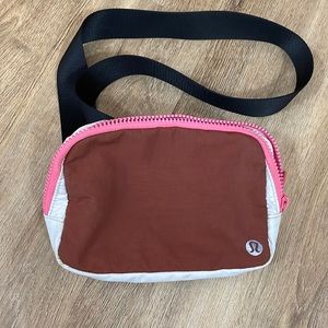Lululemon everywhere belt bag Dark Terracotta / White Opal